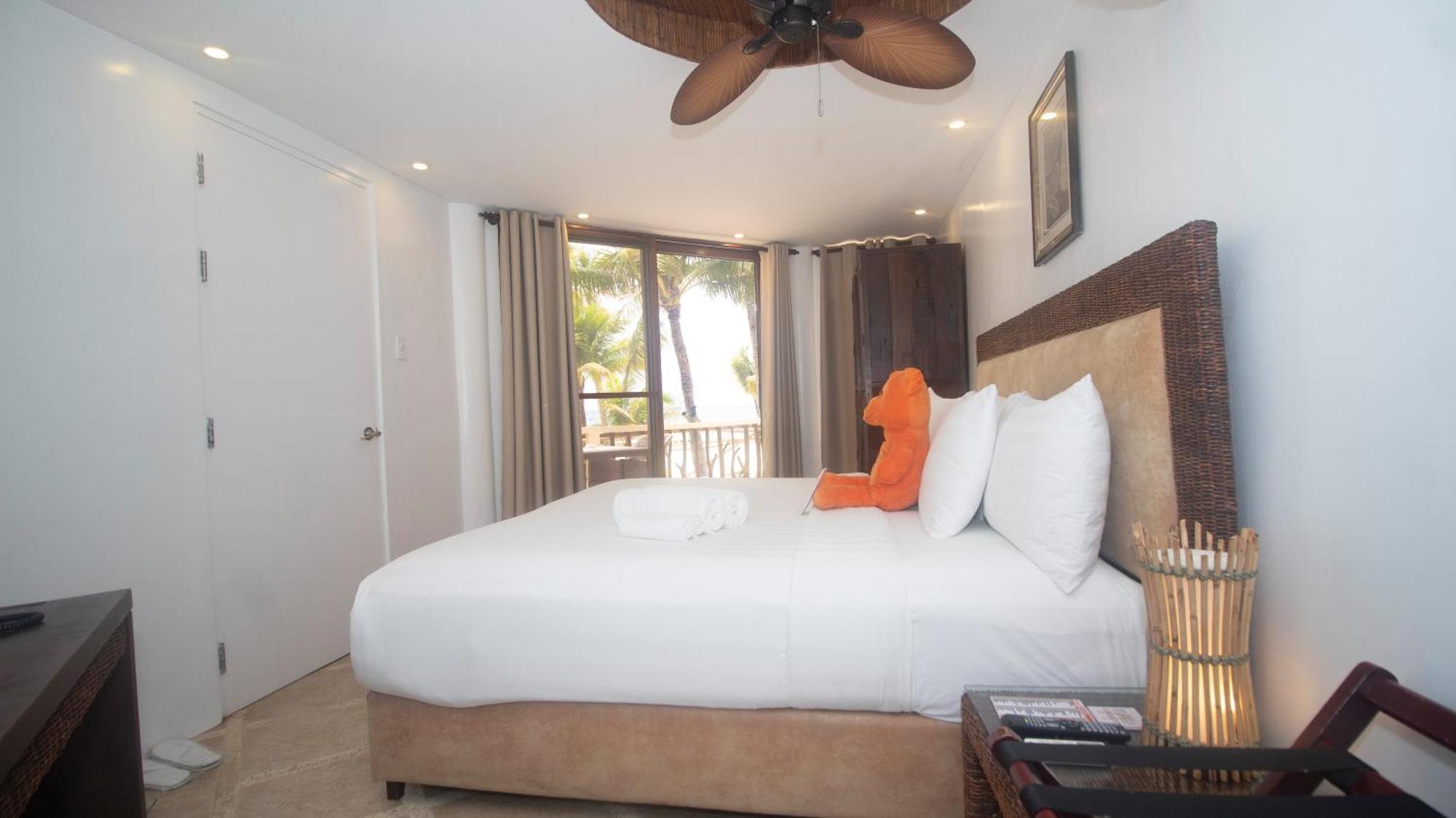 فندق أمباسادور إن بارادايس Balabag  المظهر الخارجي الصورة A bedroom at the Hilton San Diego Bayfront