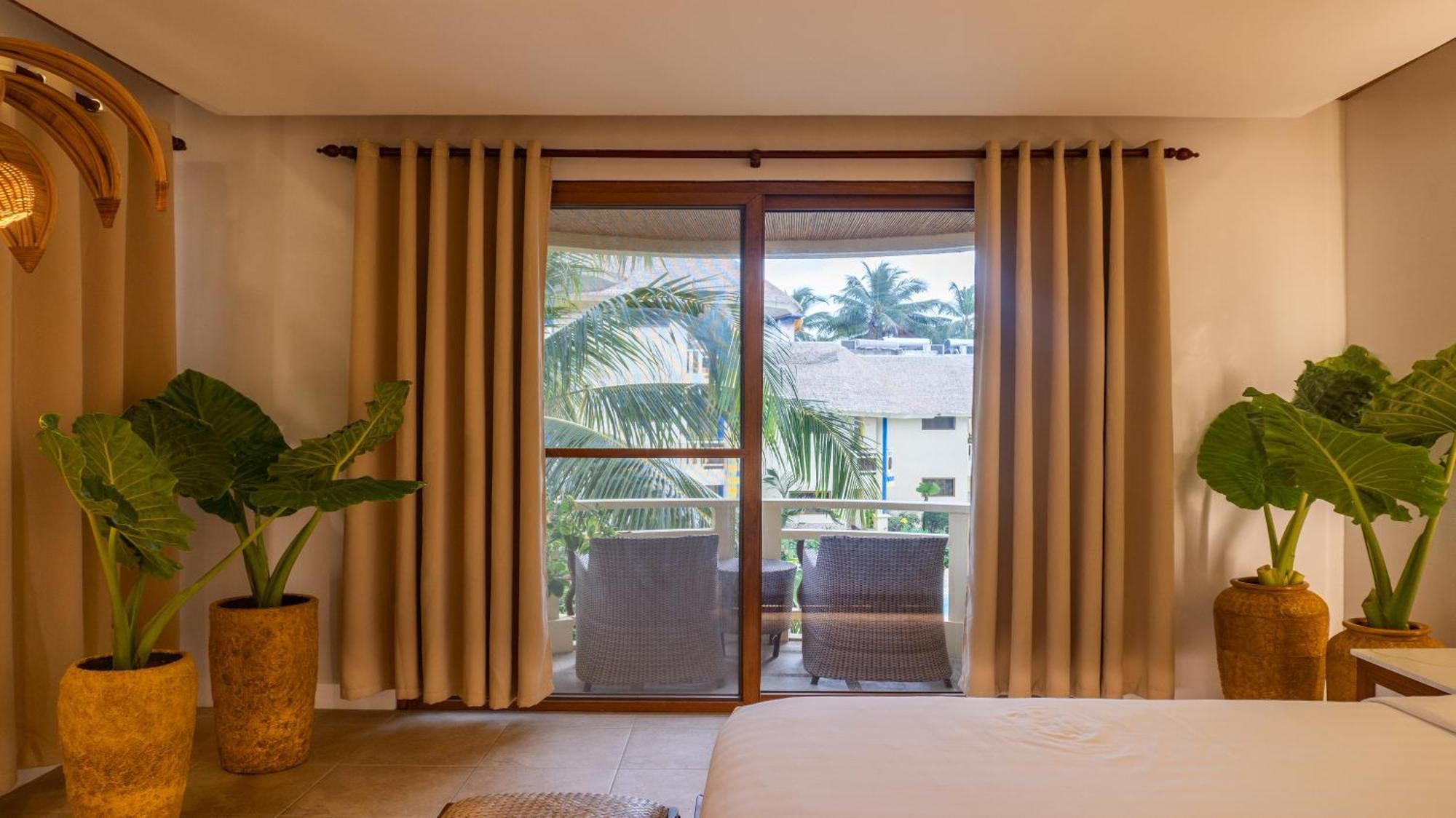 فندق أمباسادور إن بارادايس Balabag  المظهر الخارجي الصورة A sliding door