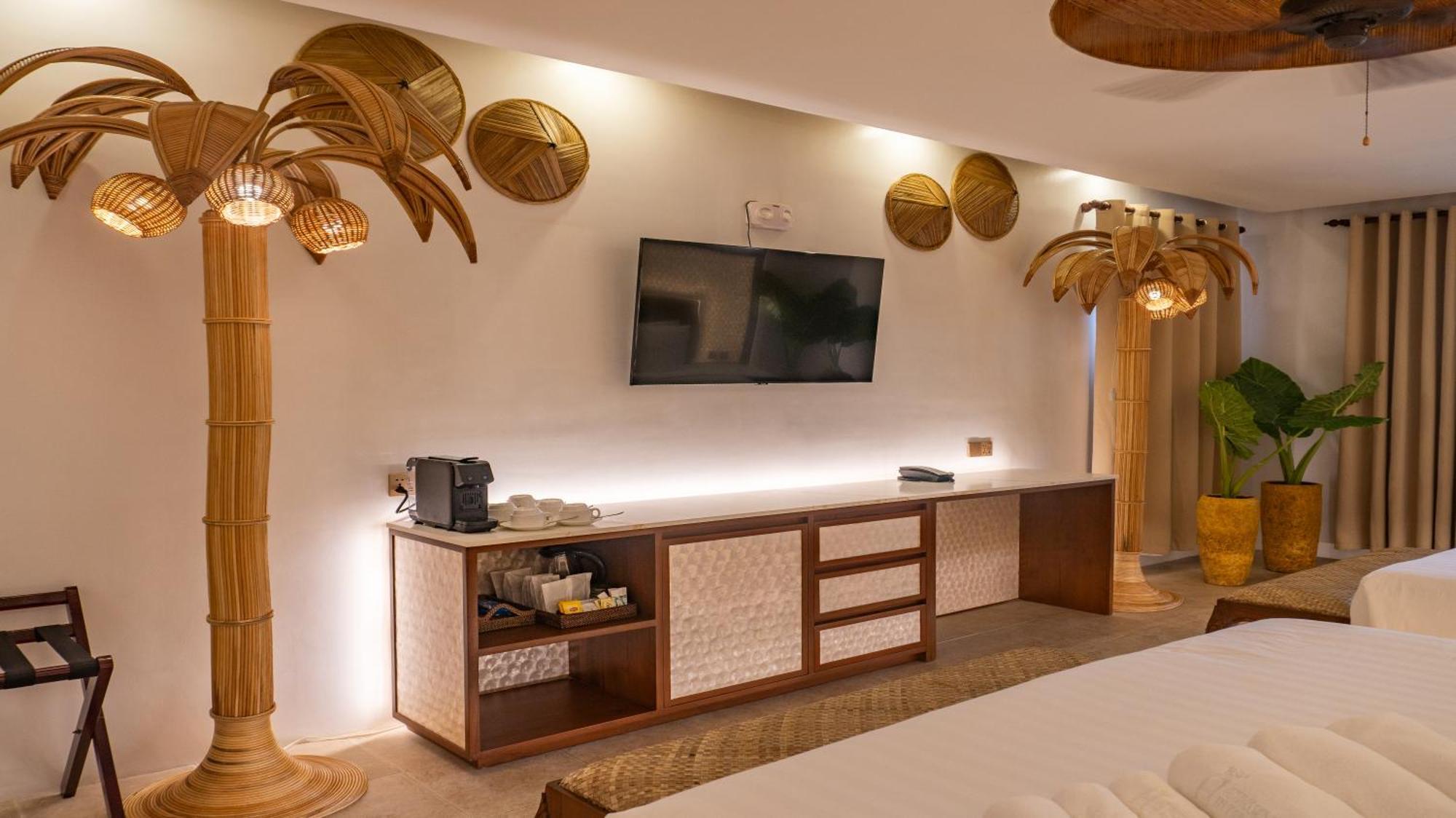 فندق أمباسادور إن بارادايس Balabag  المظهر الخارجي الصورة A room at the resort
